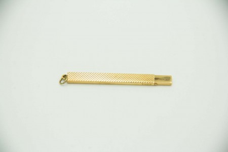 Palito em ouro amarelo com relevos e argola de suspensão.